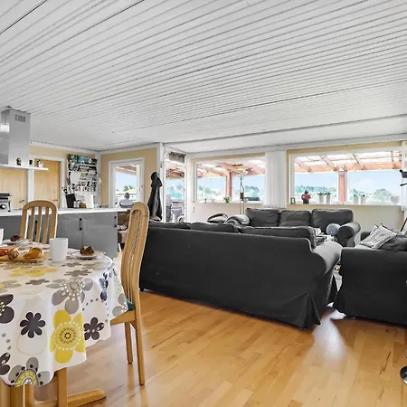 3 Bedroom Lovely In Ferienhaus *
