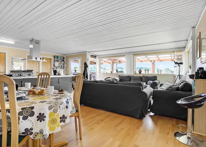 3 Bedroom Lovely In Ferienhaus *